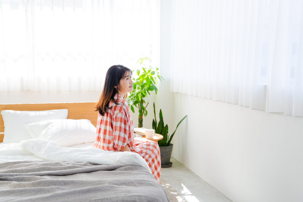むくみのない朝の目覚めを意識していている女性のイメージ