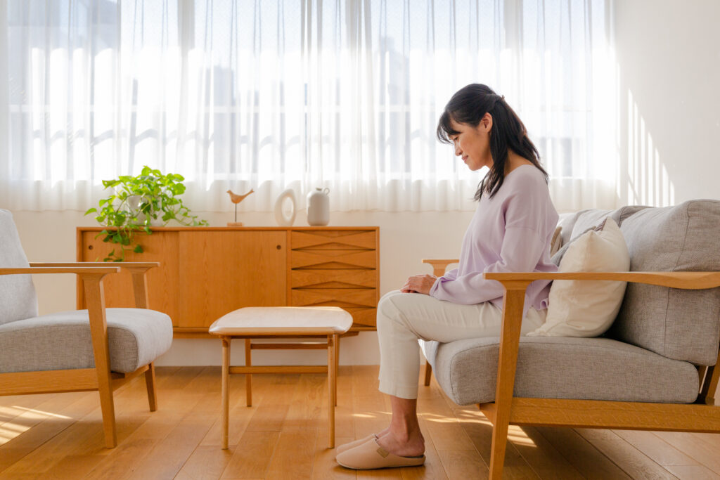 日常で疲れを感じているけど、途方に暮れたままの女性のイメージ写真