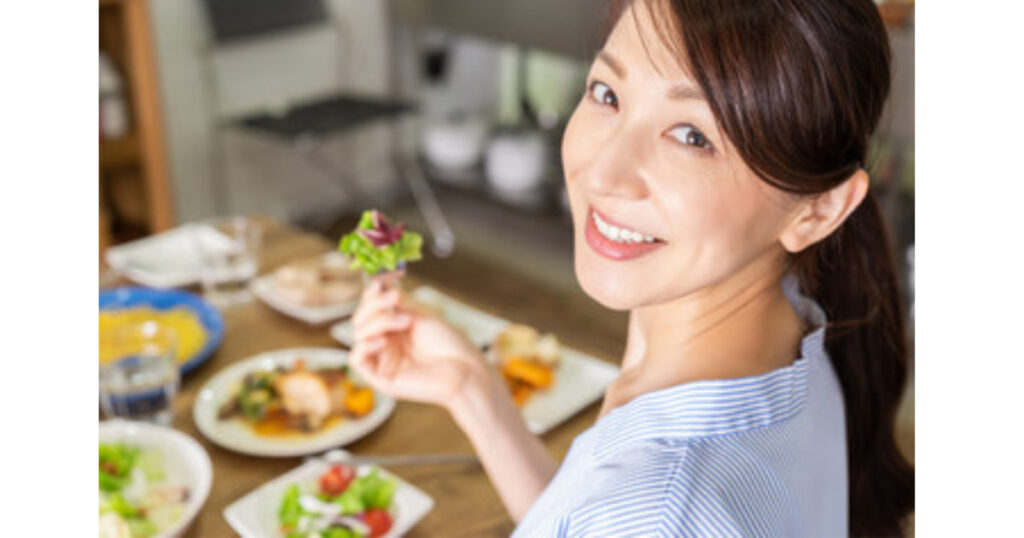 食事をちょっとした工夫で楽しく、美味しく食べている女性のイメージ画像