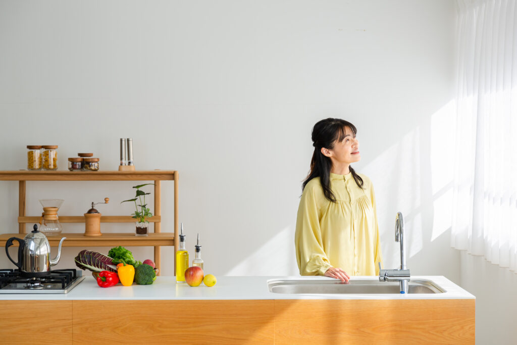 明るいキッチンに立つ管理栄養士・平野ふみさんのイメージ画像