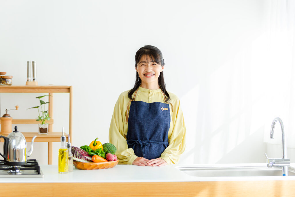 キッチンで優しく微笑む管理栄養士・平野ふみさんのイメージ画像